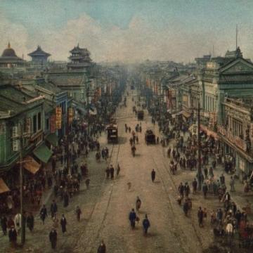 某市,一個游客去旅游,聽聞長街宴口碑很好,因此便買了票前去享用