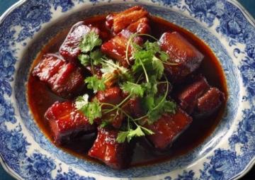 以下是一道原創改良版粉蒸肉食譜,以茶香解膩、果香增鮮為特色