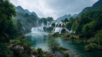 云南旅游攻略云南是中國(guó)旅游資源最豐富的省份之一,融合了雪山峽谷、高原湖泊