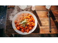 炒菜時摘下來的芹菜葉子大家不要再扔了，做蒸菜吃不僅能當主食