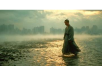 黎明六點，微光悄然灑落順峰山公園的青云湖畔,湖水仿若被喚醒的精靈，泛起粼粼波光