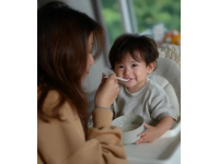 郝劭文妻子二胎生子，曬兒子吃雞腿照笑翻網(wǎng)友