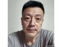 在西虹市首富中，沈騰飾演的王多魚為了完成一個月花光十億的賭約，花重金邀請了