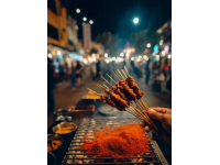 昨晚社會百態(tài)里"公婆深夜遛娃吃串"的視頻溫暖了無數(shù)人，老人抱著烤串笑說"被媽媽發(fā)