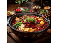 山東是魯菜的發(fā)源地，魯菜作為中國八大菜系之一，以咸鮮為主、注重火候和刀工