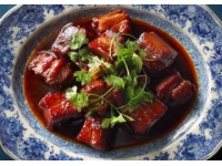 以下是一道原創改良版粉蒸肉食譜，以茶香解膩、果香增鮮為特色