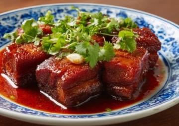 以下是一道原創改良版粉蒸肉食譜,以茶香解膩、果香增鮮為特色
