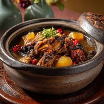 昨晚家常三菜一桌香:五花肉燒土豆、清炒蓮藕苗、清炒黃豆芽