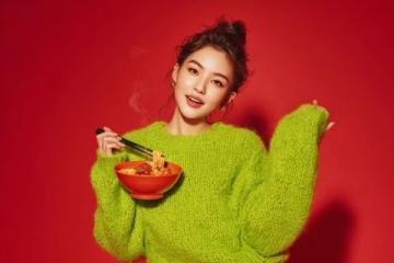 林允生日直播秀廚藝，中餐女神魅力綻放引期待！