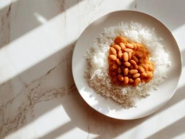 云南傳統名小吃:承載歷史與鄉愁的豆燜飯