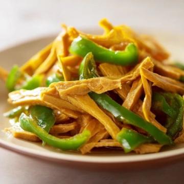 青椒肉絲，這道經(jīng)典的中式家常菜，以其色澤鮮艷、口感豐富而受到眾多食客的喜愛