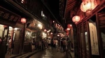 已經(jīng)是晚上9點多了,街邊僅有幾家飯館還亮著燈,能在北京經(jīng)營到深夜的