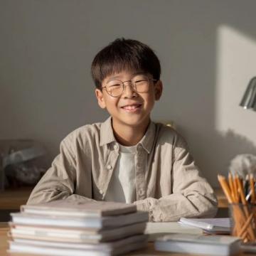 中考英語是許多學生關注的焦點,掌握核心知識點和應試技巧對提高成績至關重要