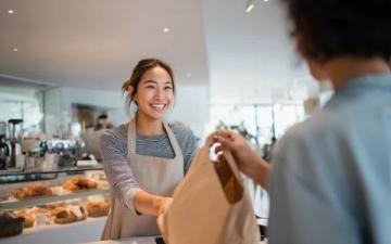 外賣小哥取單時目睹女店員在制作奶茶時哭泣