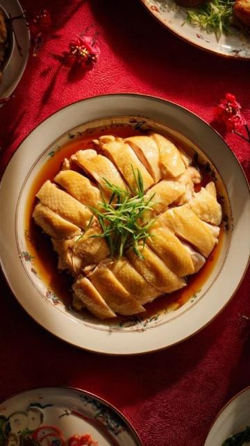 清蒸文慶鯉是高要白土鎮(zhèn)的經(jīng)典河鮮菜式，以當(dāng)?shù)靥禺a(chǎn)文慶鯉為主料