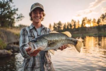 解析夜釣與白天垂釣的優劣對比:魚類習性、環境因素、季節影響全面分析