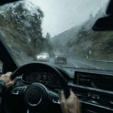 雨天安全行駛指南:降低車速、控好距離、亮尾燈