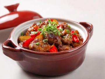 以下是一道原創改良版粉蒸肉食譜,以茶香解膩、果香增鮮為特色