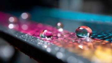 雨水帶來涼爽天氣，適合外出逛街