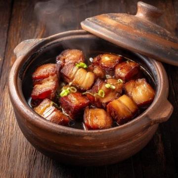 昨晚家常三菜一桌香:五花肉燒土豆、清炒蓮藕苗、清炒黃豆芽