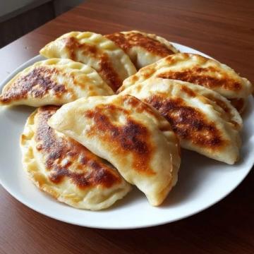 小云美食分享今天給大家分享一種家常餡餅的做法，薄皮大餡，非常好吃