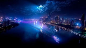 夜晚的汕頭：華僑公園海濱長廊燈火璀璨，人流不息