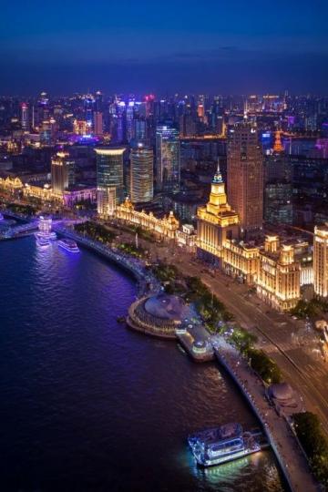 夜晚的汕頭：華僑公園海濱長廊燈火璀璨，人流不息