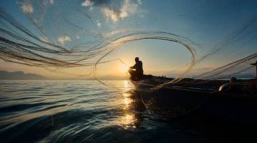 解析夜釣與白天垂釣的優劣對比:魚類習性、環境因素、季節影響全面分析