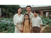 一家三口逛街吃完李先生牛肉面,時光倒流回到了從前