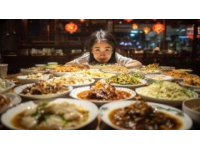 新疆人請客吃飯，飯桌上必備菜品是什么？