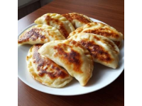 小云美食分享今天給大家分享一種家常餡餅的做法，薄皮大餡，非常好吃