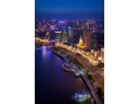 夜晚的汕頭：華僑公園海濱長廊燈火璀璨，人流不息