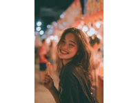 女孩路邊吃炒飯遇到流浪漢，她的反應溫暖人心