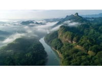 江西上饒的望仙谷以其夜色聞名，被譽為懸崖上的仙俠世界或峽谷中的清明上河圖