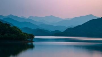 濃濃的茶香、絢爛的秋色、靜謐的湖光，開化景區(qū)有著一絲仙氣。