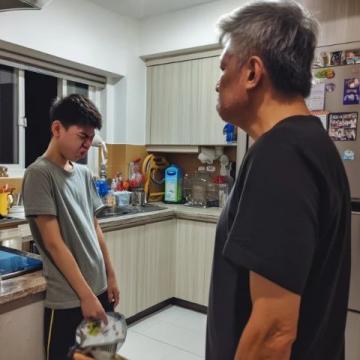 遠行千里終抵家門,父子情深守候夜深