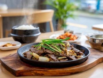 10分鐘速成!洋蔥炒肉家常快手菜,鮮香開胃又下飯