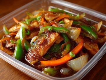 家常版魚香茄子的簡(jiǎn)單做法，酸甜可口超下飯