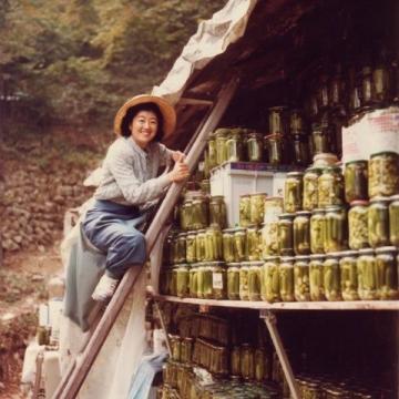 這是1945年11月份的一組珍貴老照片，拍攝于重慶路邊的一家小吃店