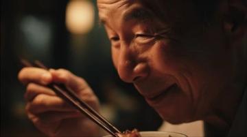 退休大爺組團甘肅嘗美食，五份麻辣燙后豪點十三道佳肴