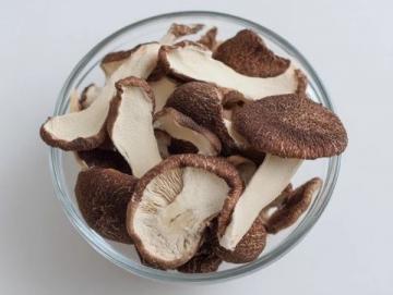 昆明市場迎來平價(jià)雞樅替代品:雞油菌和紅菇上市口感佳價(jià)格親民