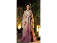 鮑蕾母女三人古裝寫真顏值爆表，貝兒簡直是陸毅翻版！網(wǎng)友們都在討論這對(duì)母女的五官和身材。