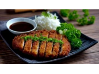 脆皮五花肉是一道特色鮮明的美食，因其獨特的口感與風味而廣受大眾喜愛