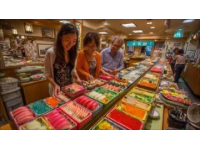 沉醉舌尖之旅：當地美食特產瘋狂買不停，行李箱快裝不下