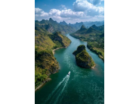 4月桂林之旅,剛下飛機就感受到熟悉而又難以適應(yīng)的城市味道。