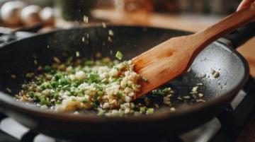 香濃家常菜譜臘肉炒萵筍做法詳解，美味增色佳肴輕松做