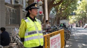 浙江暖心一幕：收費員為司機孩子遞熱水，溫暖人心