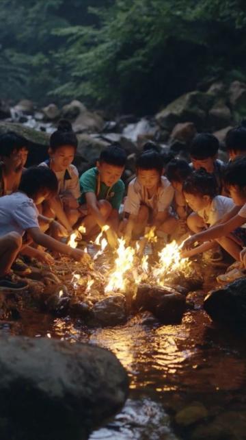 長安夜色中，炭爐烤得一片暖黃。