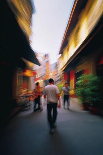 路過漢正街,在武漢的鬧市區(qū)還有這樣有年代感的老房子,鋁合金,防盜窗,花床單
