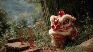 邯鄲男子為自家愛(ài)犬舉辦滿月宴,村民齊聚一堂,敲鑼打鼓慶祝:這背后或許隱藏著更深層次的情感?